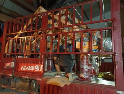 İki manipülatör şarj ediliyor